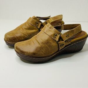 Bare Traps‎ Brown Distressed Leather Clogs